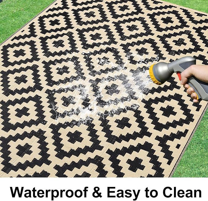 Reversible straw outdoor rug on a balcony, UV resistant and weatherproof